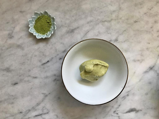 一小碗的绿色大理石柜台冻甜点。