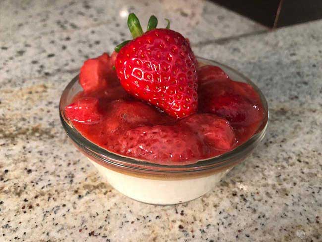 烤冻糕在小草莓上,玻璃碗。