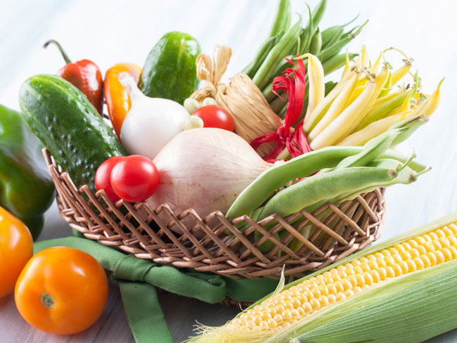 夏季蔬菜篮，包括洋葱，西红柿，玉米，青豆