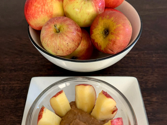一碗苹果和一碗焦糖蘸苹果片。