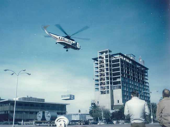 直升机将暖通空调机械吊到新奥克兰医院的屋顶，1971年