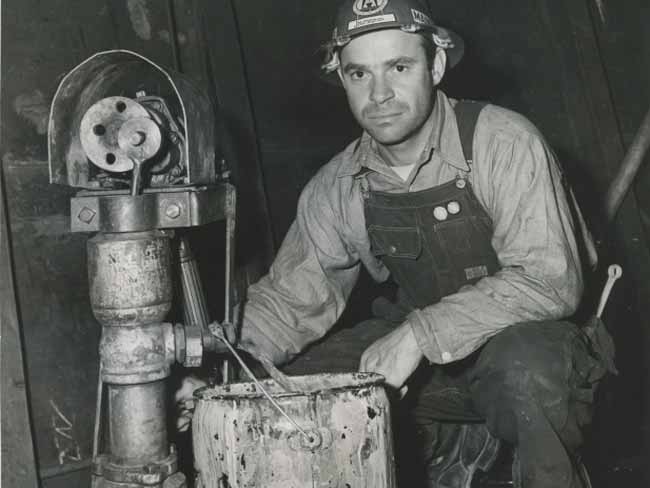 与泵维修工人,“劳动管理”,凯撒里士满船厂4号,大约1943年