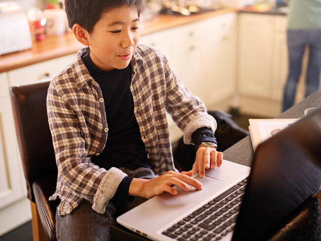 亚洲男孩的笔记本电脑