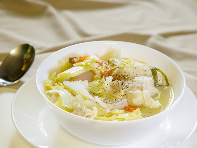 一顿丰盛的碗鸡汤充满健康的蔬菜。