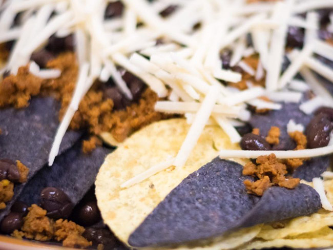 墨西哥玉米片配碎奶酪和素食浇头