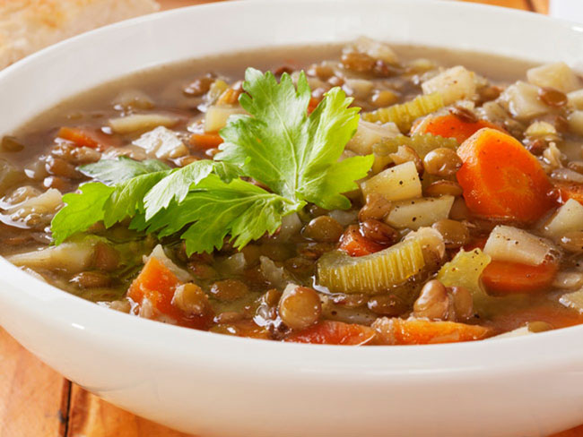 碗汤、小扁豆、豆类、切胡萝卜,和蔬菜。