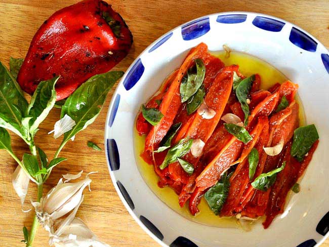 用初榨橄榄油烤红辣椒，配以罗勒叶碎和蒜蓉。