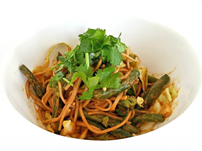 泰国花生面条配上香菜在白色的碗