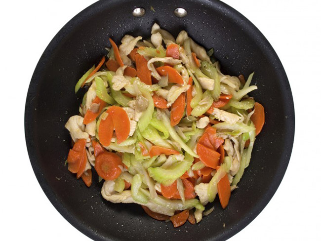 锅中加入蔬菜碎和鸡肉。